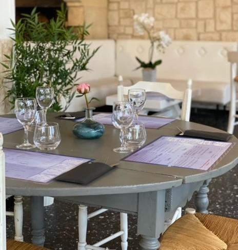 Hotel Restaurant La Plage Port-Saint-Louis-du-Rhone Bagian luar foto